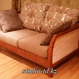 Чехол и спиновые подушки на диван